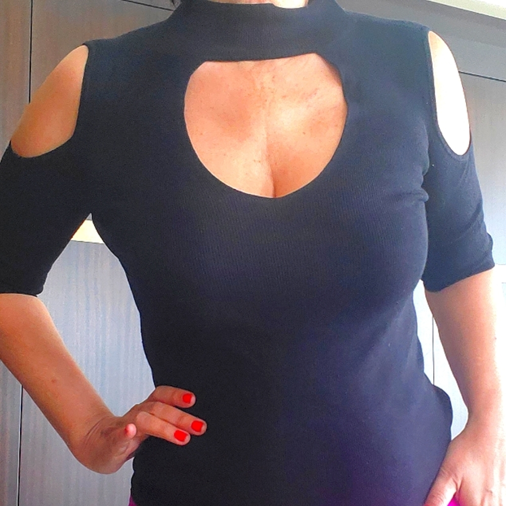 EXPRESS BLACK COLD SHOULDER TURTLENECK KNITTED TOP, SIZE MEDIUM